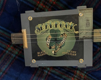 Pünktlich zum St Paddy's day greife zu dieser Shamrock Cigar Box Gitarre!