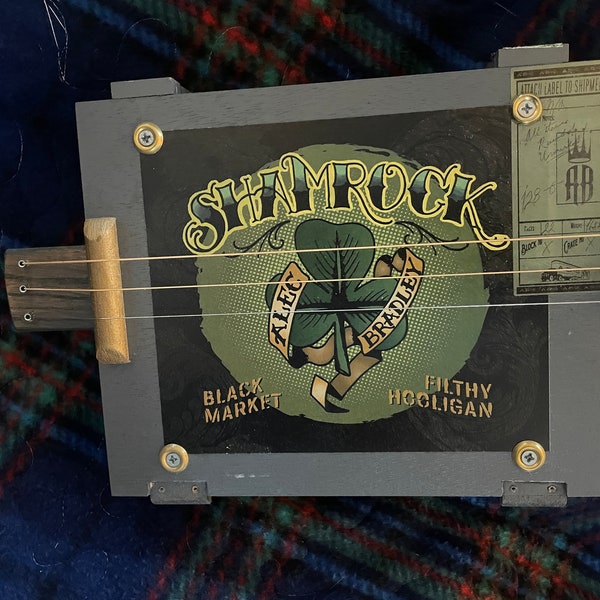 Pünktlich zum St Paddy's day greife zu dieser Shamrock Cigar Box Gitarre!