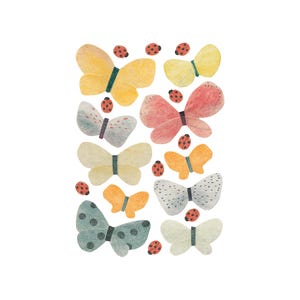 Könnte beinhalten: Eine Sammlung von Schmetterlings- und Marienkäfer-Aufklebern im Aquarellstil. Die Schmetterlinge sind in verschiedenen Farben gehalten, darunter Gelb, Rosa und Blau, mit detaillierten Flügelmustern. Die Marienkäfer sind klein und rot, zwischen den Schmetterlingen verstreut.