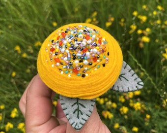 Gelbe Filz Blumen Brosche: Perlen Hochzeitsschmuck