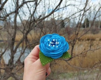 Filzblumen Brosche: Blaue Rose Stoffschmuck