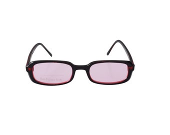 Può includere: Occhiali rettangolari neri con bordatura rossa e lenti rosa. Il testo "Ray-Ban" è visibile sulla lente destra.