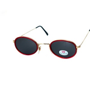 Lunettes de soleil ovales rouges des années 1970 John Lennon Style Gold Frame, lentilles gris foncé, nouvelles lunettes vintage Deadstock non portées, ajustement moyen