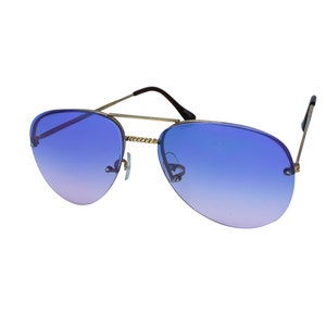 Könnte beinhalten: Goldene Aviator-Sonnenbrille mit blauen Verlaufsgläsern. Die Gläser sind oben hellblau und verlaufen nach unten hin zu einem hellen Rosa.