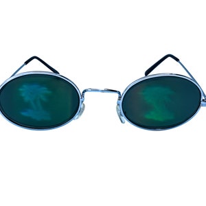 Puede incluir: Gafas de sol redondas con montura plateada y lentes verdes espejados.