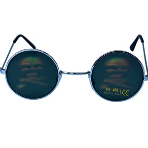 May include: Round, mirrored sunglasses with a silver frame and black arms. The lenses are dark green and have a reflective coating. The sunglasses have "UV 400 | PROTECTION | CE" printed on the right lens.
