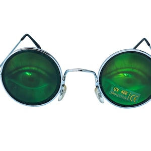 Puede incluir: Gafas de sol redondas verdes con montura plateada. Las lentes tienen una etiqueta de protecci&oacute;n UV 400.