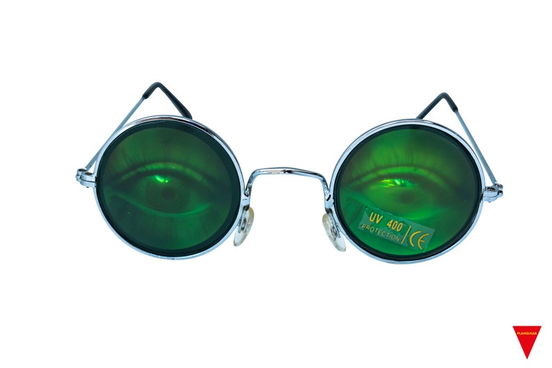 Puede incluir: Gafas de sol redondas verdes con montura plateada. Las lentes tienen una etiqueta de protecci&oacute;n UV 400.