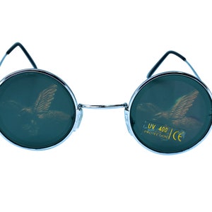 Puede incluir: Gafas de sol redondas con montura plateada y lentes verdes. Las lentes tienen un dise&ntilde;o de p&aacute;jaro y el texto "UV 400 PROTECTION CE" est&aacute; impreso en la lente derecha.