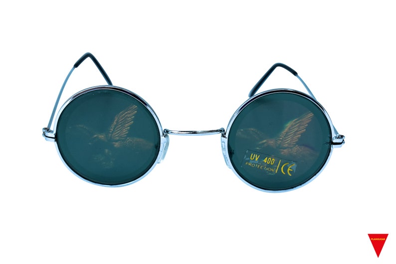 Puede incluir: Gafas de sol redondas con montura plateada y lentes verdes. Las lentes tienen un dise&ntilde;o de p&aacute;jaro y el texto "UV 400 PROTECTION CE" est&aacute; impreso en la lente derecha.
