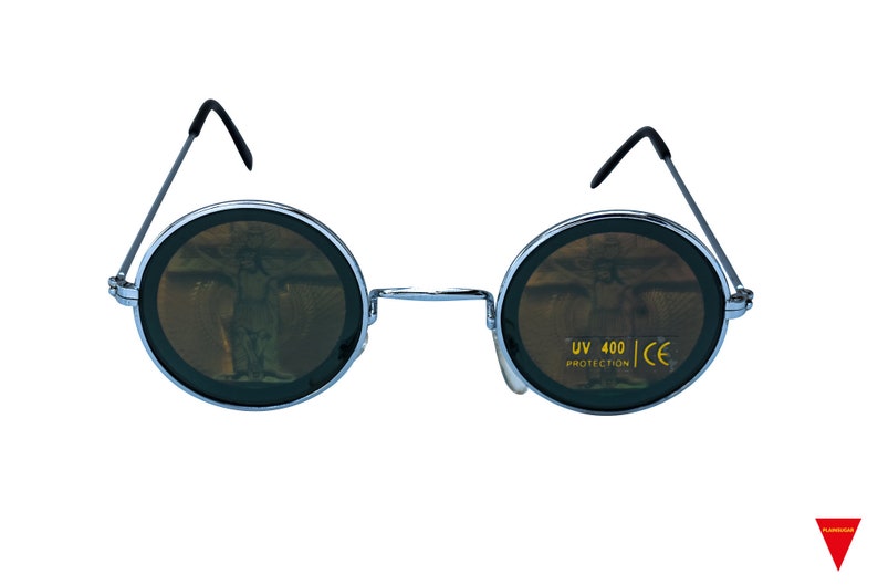 K&ouml;nnte beinhalten: Runde Sonnenbrille mit silberfarbenem Rahmen und dunklen Gl&auml;sern. Die Gl&auml;ser haben ein reflektierendes Bild einer Person mit ausgestreckten Armen. Das rechte Glas tr&auml;gt den Aufdruck "UV 400 PROTECTION CE" in Gelb.