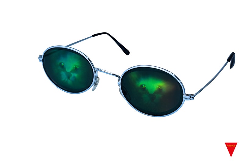 Puede incluir: Gafas de sol redondas con montura plateada y lentes de espejo verde. El reflejo en las lentes muestra una imagen verde borrosa de un gato.