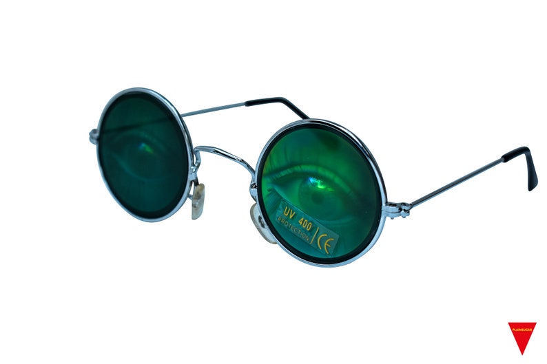 Puede incluir: Gafas de sol redondas de color verde con montura plateada. Las gafas de sol tienen protecci&oacute;n UV 400 y la marca CE.