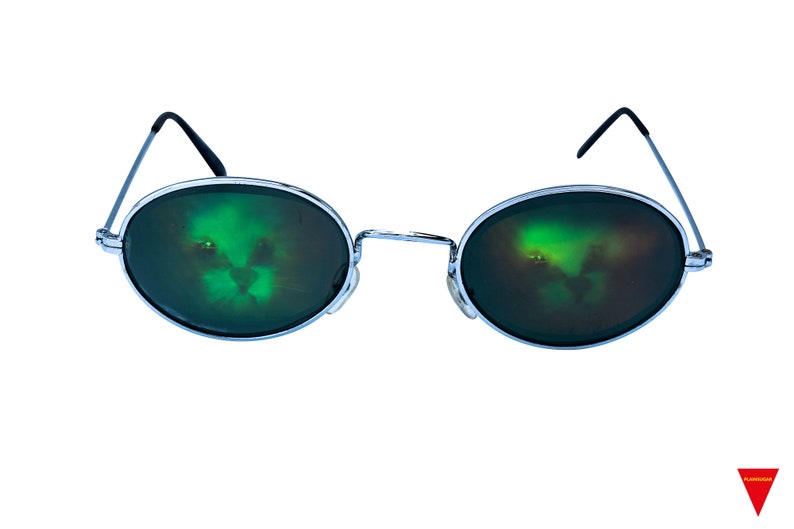 Puede incluir: Gafas de sol redondas con montura plateada y lentes espejados verdes. Los lentes reflejan una imagen borrosa de una cara.