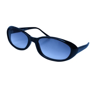 Può includere: Occhiali da sole ovali neri con lenti blu scuro.