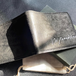Cartera fina de piel plegable cosida a mano