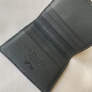 Cartera fina de piel plegable cosida a mano