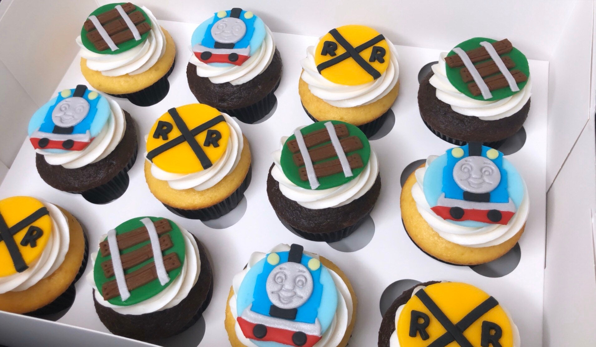thomas the train cupcake