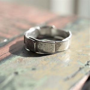 Ungewöhnlicher texturierter Silber Bandring, schmaler Bandring aus recyceltem Silber, oxidierter Silberring