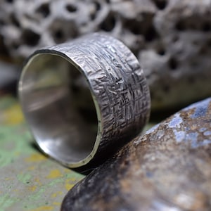 Breiter Bandring aus oxidiertem recyceltem Silber, ungewöhnlich, strukturiertes Silber, gehämmertes Silber, geschlagenes Silber