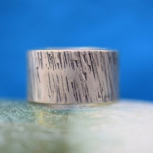 Strukturierter Silber Bandring aus recyceltem Silber, gehämmerter Silber Bandring mit leichter Oxidation