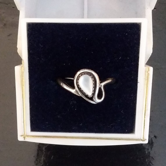 Ladies Mother of Pearl Silver Ring