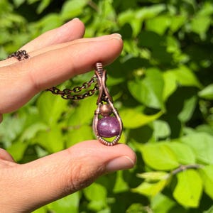 Collar con colgante de cristal sencillo en forma de estrella rubí envuelto en alambre de cobre envejecido
