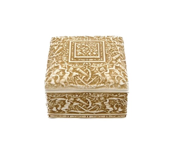 天使の花柄デザインが施されたヴィンテージのカポディモンテ製