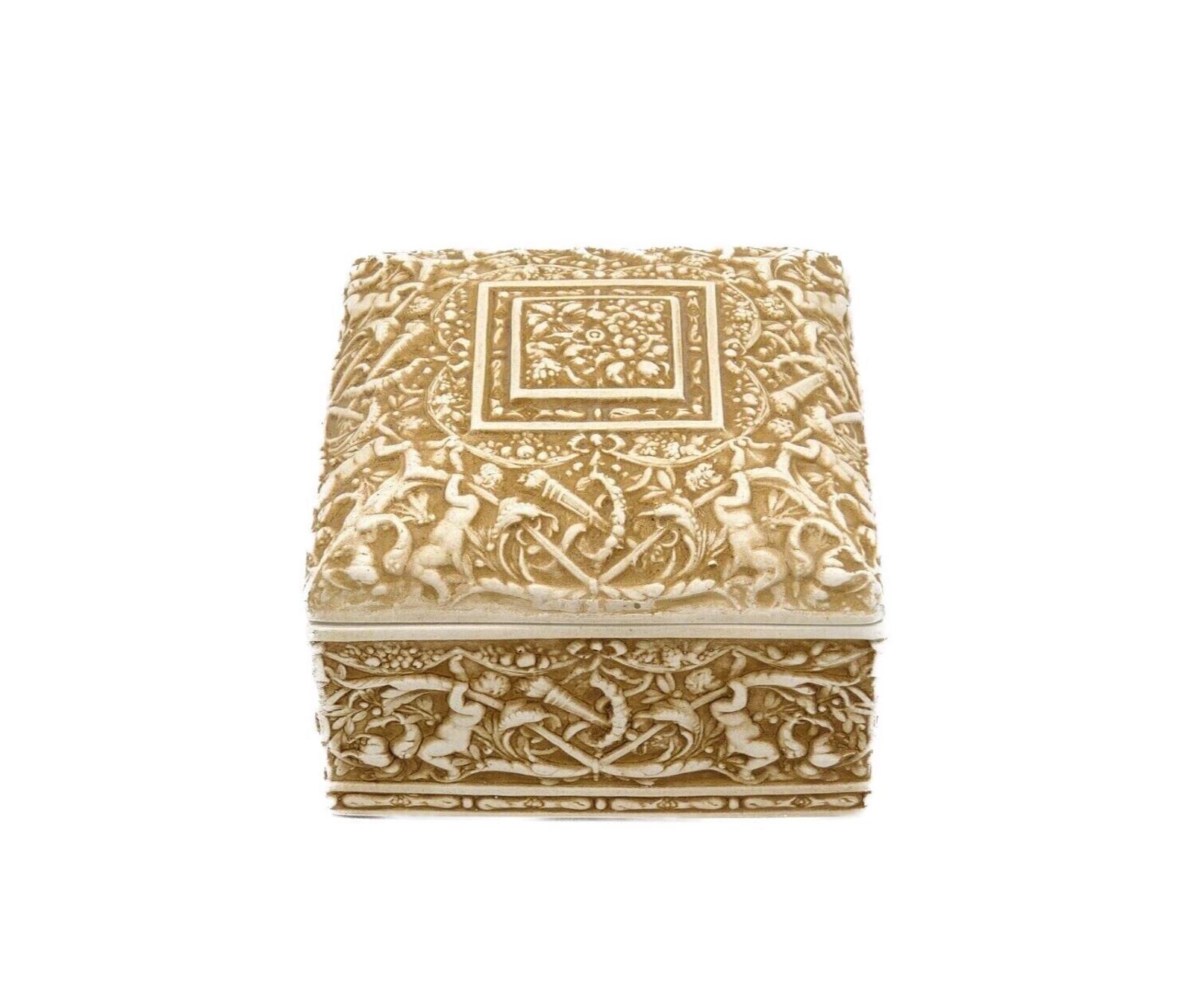 天使の花柄デザインが施されたヴィンテージのカポディモンテ製