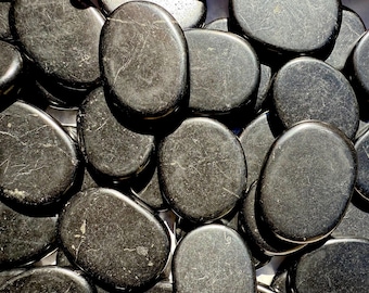 Piedras planas de palma de shungita