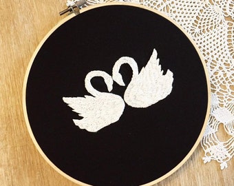 Hand Embroidery swan wall art - Embroidery hoop art