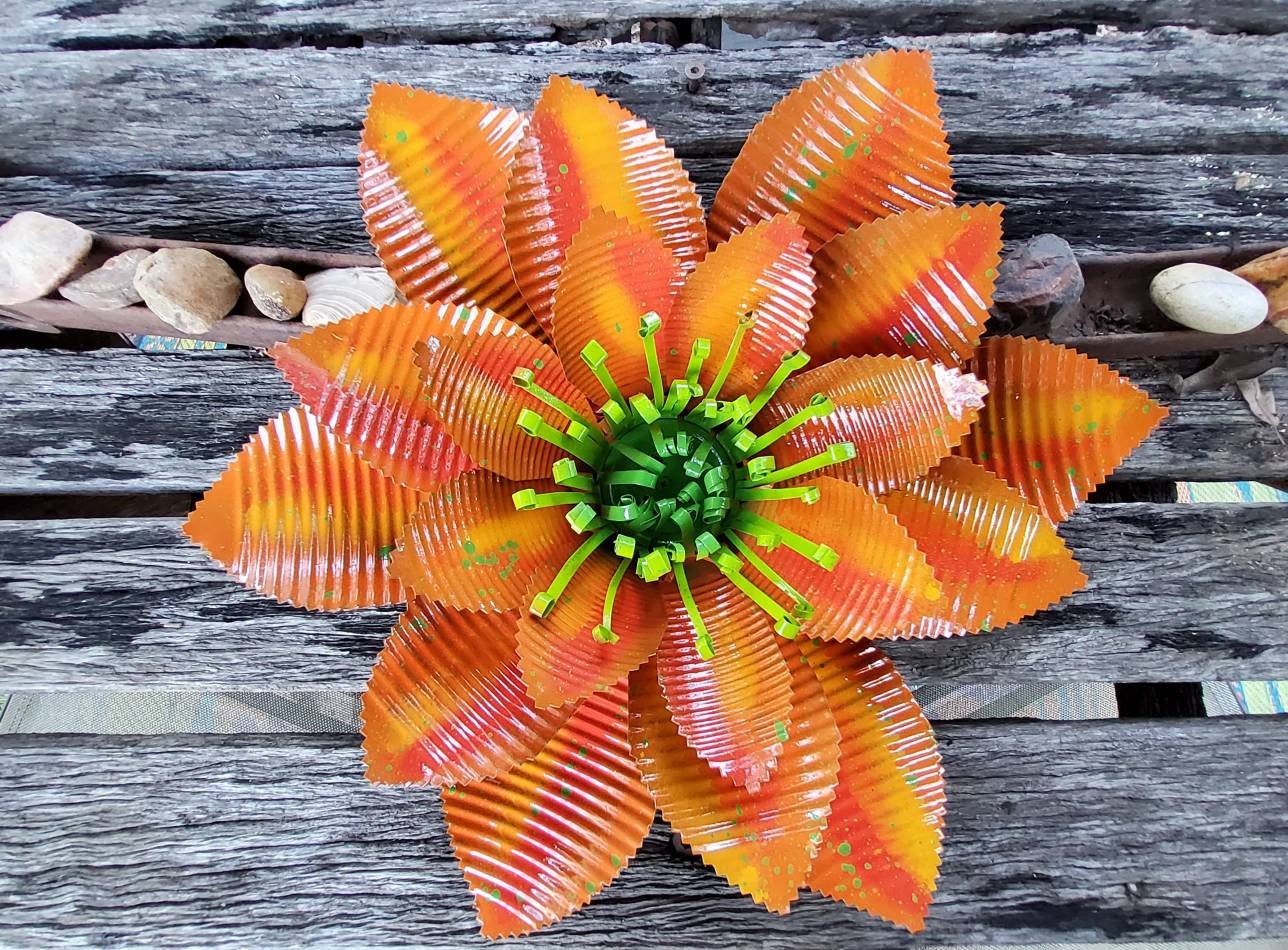 Tangerine Orange & Mango Bromeliad Inspired Upcycled 13 Inch Tin Flower avec Zigzagedge| | d'art de 