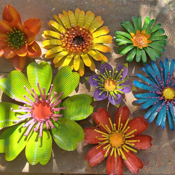 Colección Arcoíris. Un conjunto grande, brillante y colorido de 7 flores de metal reciclado / Arte rústico hecho a mano para jardín / Decoración para interiores y exteriores