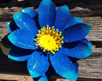 Fleur en étain recyclée inspirée de la rose bleu du Pacifique de 25 cm (10 po.) | Art de jardin fait main rustique | Décoration extérieure + intérieure