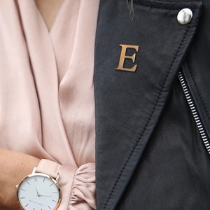 PIN CON LETRA A-Z para dama de honor, fiesta nupcial, regalo personalizado con inicial de oro, recuerdo de boda, joyería, joyería personalizada, solapa de traje personalizada