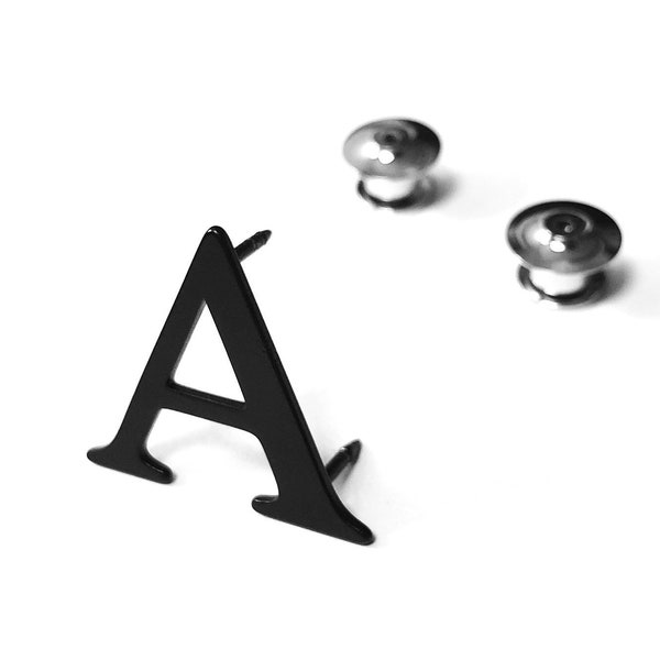 A-Z BUCHSTABE A LAPEL Anstecknadel Monogramm schwarz matt Initial Buchstabe Alphabet Schmuck Accessoire Minimal Design Shopping Custom serif type