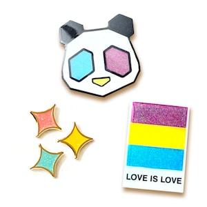 Op de afbeelding: Drie emaillepins met glitteraccenten. Eén pin heeft een zwart-witte panda met blauwe en roze glitterogen. Een andere pin is een gele ster met een gouden rand. De derde pin is een blauwe ster met een gouden rand. De laatste pin is een rechthoekige pin met een roze, gele en blauwe glitterstreepontwerp en de tekst "LOVE IS LOVE".