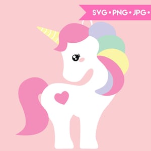 Peut inclure: Une licorne blanche avec une crinière et une queue roses, une corne jaune et un cœur rose sur le côté. La licorne a une crinière et une queue arc-en-ciel.