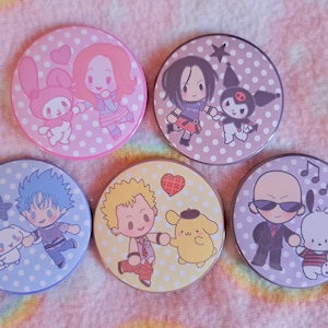 Puede incluir: Conjunto de cinco botones redondos con personajes de dibujos animados. Cada botón tiene un fondo de lunares en rosa, morado, azul y amarillo. Los personajes incluyen a My Melody, Kuromi y otros, con varios diseños y colores.