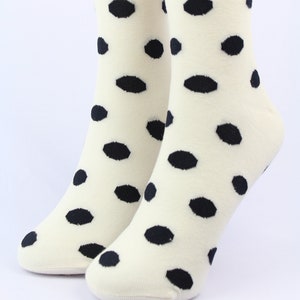 以下が含まれることがあります： 黒い楕円形のドットがついた白いソックスのペア