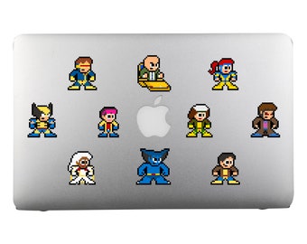 Op de afbeelding: Een zilveren laptop met tien gepixelde stickers van X-Men-personages. De personages zijn Wolverine, Cyclops, Storm, Beast, Professor X, Jean Grey, Gambit, Rogue en Nightcrawler.