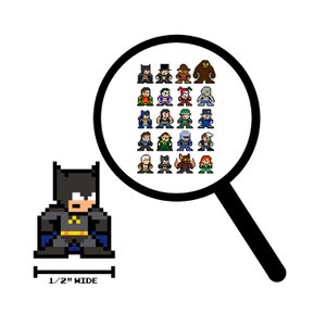Puede incluir: Una ilustración de pixel art de Batman, un superhéroe del universo DC Comics. La imagen muestra a Batman con un traje negro y gris con un cinturón de herramientas amarillo. La imagen también incluye una lupa con una cuadrícula de personajes de pixel art del universo de Batman.