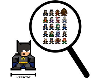 Op de afbeelding: Een pixel art-illustratie van Batman, een superheld uit het DC Comics-universum. De afbeelding toont Batman in een zwart en grijs pak met een gele utility belt. De afbeelding bevat ook een vergrootglas met een raster van pixel art-karakters uit het Batman-universum.