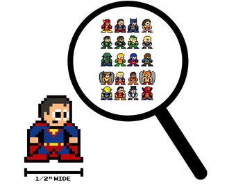 Op de afbeelding: Een pixel art-illustratie van Superman, een superheld met een rode cape en een blauw pak, staand met zijn armen langs zijn zijde. De afbeelding is 1,27 cm breed. Een vergrootglas toont een raster met 20 pixel art-illustraties van superhelden, waaronder Batman, Wonder Woman en The Flash.