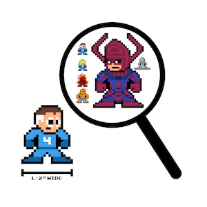 Peut inclure: Illustration en pixel art d'un personnage de super-héros en costume bleu avec le chiffre 4. Une loupe montre des images pixélisées d'autres personnages, dont une grande figure violette. L'image mesure 1,27 cm de large.
