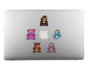 Op de afbeelding: Een zilveren laptop met vijf pixel art stickers van personages. De personages zijn een roze wezen, een blauwe geest, een persoon met bruin haar, een rood en geel wezen en een paars en geel wezen.