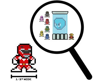 Op de afbeelding: Een rood Power Ranger-actiefiguur met een vergrootglas dat een groep Power Rangers in verschillende kleuren laat zien, een blauwe Power Ranger in een buis en de tekst "1/2" WIDE".