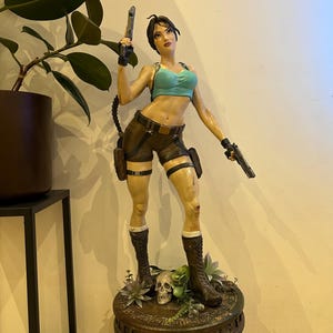 Lara Croft BIG Statue 73 CM Tomb Raider