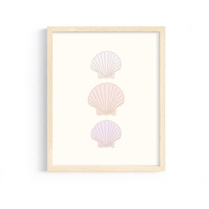 Könnte beinhalten: Ein gerahmter Druck mit drei pastellfarbenen Muscheln in einer vertikalen Linie. Die Muscheln sind in Gold umrandet und haben einen Farbverlauf von Rosa, Lila und Weiß.