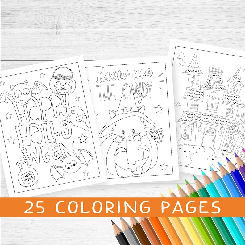 Op de afbeelding: Een set van 25 zwart-wit kleurplaten met Halloween-thema's. De pagina's bevatten een kat in een heksenhoed die een pompoen vasthoudt, een huis met een griezelig ontwerp en een vleermuis met de tekst "Happy Hallo Ween".